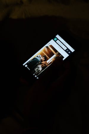 Sinais de que Seu Parceiro Está Escondendo Algo: Guia de Observação